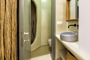 帕罗斯岛KIANO SUITES的一间带水槽和卫生间的浴室