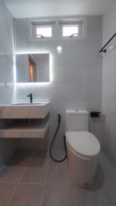邦帕利PKK hotel Residence的白色的浴室设有卫生间和水槽。