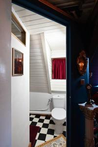 蒙斯Charme baroque/Séjour romantique的一间带卫生间和 ⁇ 格地板的浴室