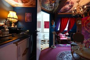 蒙斯Charme baroque/Séjour romantique的一间紫色墙壁的房间和一间带用餐室的房间
