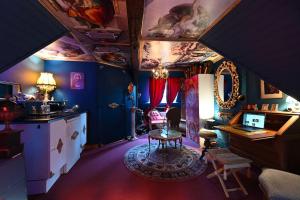 蒙斯Charme baroque/Séjour romantique的客厅设有蓝色的墙壁和桌子