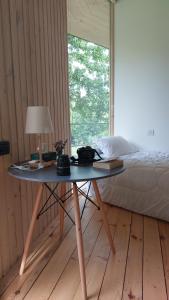 Nature Rooms-Cozy Cabin in the Woods的桌子,桌子,灯,床,在房间里