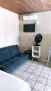 伊瓜苏Studio Iguassu falls GARAGEM COZINHA E AR的一间配有沙发、电视和椅子的客房