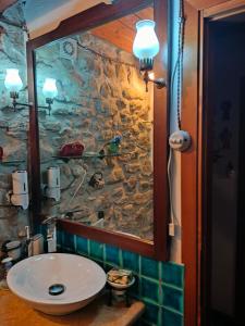 UsellusCasa di Pietra的一间带水槽和石墙的浴室