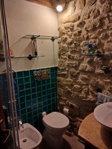 UsellusCasa di Pietra的石质浴室设有卫生间和水槽