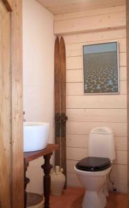 埃克奈斯Alapiha Apartments的浴室配有白色卫生间和盥洗盆。