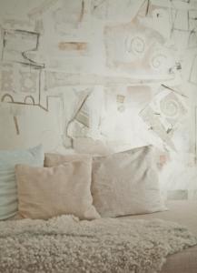 埃克奈斯Alapiha Apartments的一张带两个枕头和白色墙壁的床