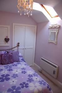 多尔盖罗Tre-Allt Gorgeous Cottage的一间卧室配有一张床和一个吊灯