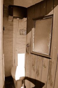 多尔盖罗Tre-Allt Gorgeous Cottage的一间带卫生间的浴室、一个窗户和一扇门
