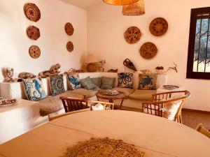卡拉赛达Villa sul Mare Calalunga Calasetta Sant Antioco的客厅配有沙发和桌椅