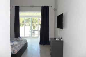 卡波利韦里***Villa Prestige****的一间卧室配有一张床和一台电视。