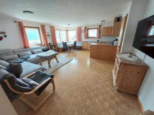 散特Ferienhof PUA的带沙发的大客厅和厨房