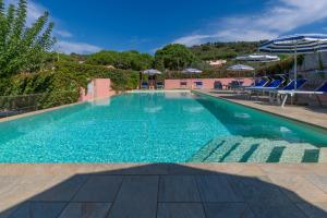卡波利韦里***Villa Prestige****的一个带蓝色椅子和遮阳伞的大型游泳池