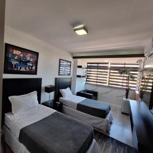 桑托斯Oceanview Santos canal 2的酒店客房设有两张床和电视。