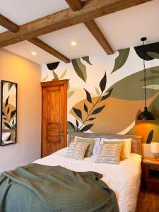 博尔若米Hotel Borjomi Verde的一间卧室配有一张带花卉墙壁的床