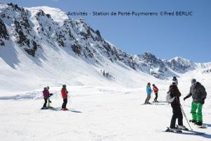 Palau-de-CerdagneCamping Las Asperas***的一群人在雪覆盖的山上滑雪