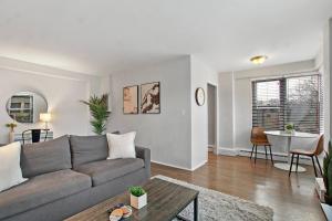 芝加哥1BR Chic and Cozy Apartment in Chicago - Hyde Park 408的客厅配有沙发和桌子