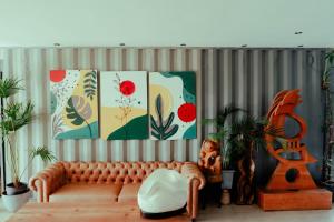 里韦拉Campo Abierto的客厅配有沙发和墙上的绘画