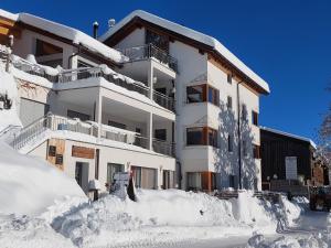 散特Ferienhof PUA的积雪覆盖的公寓楼,积雪堆