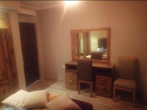 加利布港FeWo Port Ghalib的客房设有书桌、镜子和沙发。