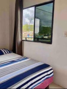 蒙塔尼塔Departamento vista al mar的一间卧室设有一张床和一个美景窗户。