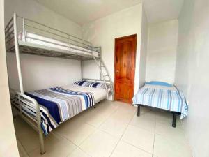 蒙塔尼塔Departamento vista al mar的一间卧室设有两张双层床和一扇门