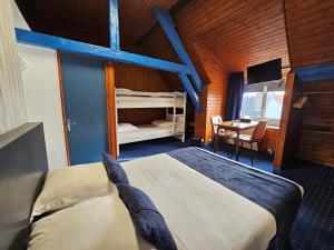 埃塔普勒艾斯卡尔酒店的一间卧室配有一张床和一张书桌