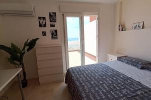 马尼尔瓦Seaview Penthouse Magnificó Ático Duplex con vistas al mar的一间卧室配有一张床,享有海景