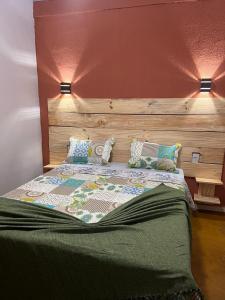 卡瓦坎特Pousada Recanto do Tucano的一张带木制床头板和枕头的床