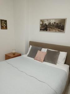 萨萨里Residence Il Pavone的一间卧室配有带白色床单和枕头的床。