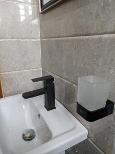 PrampramKabeya Place的浴室内带黑色水龙头的盥洗盆