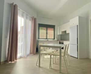 圣胡安海滩Casa Antonio - apartamento Sol的厨房配有桌椅和冰箱。