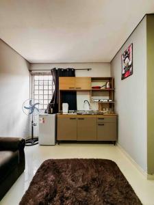 帕苏丰杜Apartamento ótima localização的一间带沙发和冰箱的厨房