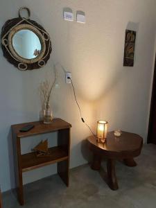 圣米格尔-杜斯米拉格里斯Chalé D'maré的一间设有桌子、镜子和灯的房间
