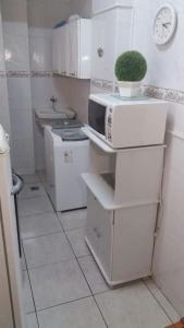 里约热内卢Apartamento Morro Da Urca的带微波炉和炉灶的小厨房