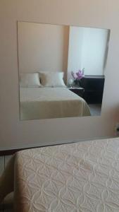 里约热内卢Apartamento Morro Da Urca的卧室内床的镜子反射