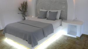 阿林达Apartments & Suites Papafotis的白色的卧室,配有一张光线充足的床