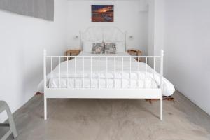 纳夫普利翁Ikiesnafplio的白色床架的客房内的白色床