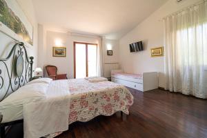 卡波利韦里Villa Ray的一间卧室设有一张大床和一个窗户。