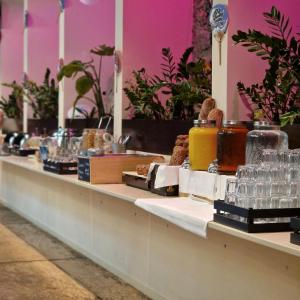 卢塞恩巴拉巴斯卢塞恩酒店的包括饮料和玻璃杯的自助餐