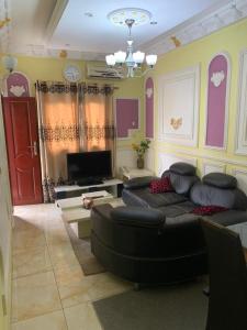 杜阿拉Résidence Longchamp的带沙发和电视的客厅