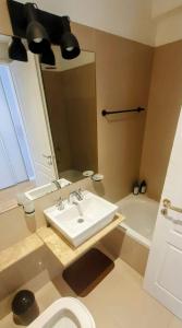 萨尔塔Caseros Suite!! Hermoso Apart en Corredor turistico de Salta!!的浴室配有盥洗盆、卫生间和浴缸。