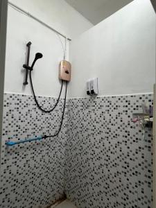 Phra Ae beachHappiness Hostel的浴室铺有黑白瓷砖,设有淋浴。