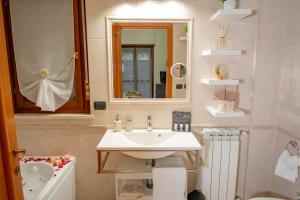 菲乌米奇诺SUITE LEONARDO RELAX的一间带水槽、卫生间和镜子的浴室