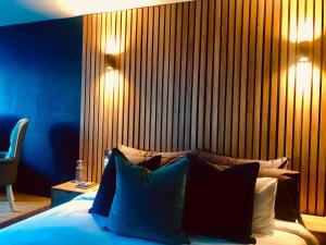 开普敦Studio Blue in Mouille Point的卧室配有一张带两盏灯的墙壁床。