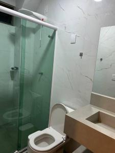 João CâmaraLoft Solaris Apart Hotel - Suíte - Apt. N.105的一间带卫生间和玻璃淋浴间的浴室