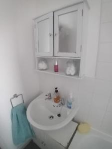 伦敦Super Streatham Room的白色的浴室设有水槽和橱柜