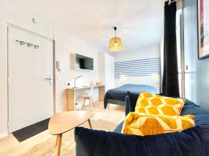 洛里昂A L'ABORDAGE APPART - Lorient centre - Au calme的带沙发的客厅和卧室