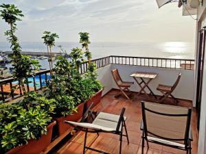 坎德拉里亚Piso en Candelaria con terraza, vistas al mar, aire acondicionado y garaje的一个带桌椅的海景阳台