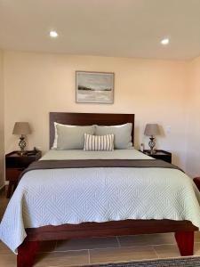恩塞纳达港Casa Berty 4的一间卧室配有一张大床和两盏灯
